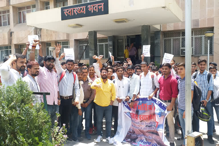 Youth demand recruitment of bharti on paramedical posts