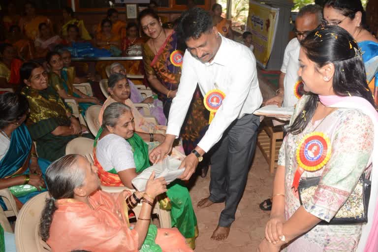 belagavi-dc-hiremath-donates-shawls-to-old-age-home