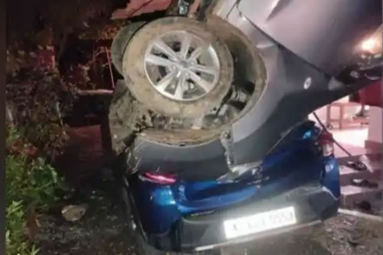 #pta accident  pathanamthitta ranni car accident  റാന്നിയിൽ നിയന്ത്രണം വിട്ട കാർ വീട്ടുമുറ്റത്ത് കിടന്ന മറ്റൊരു കാറിനു മുകളിൽ പതിച്ചു; പിഞ്ചുകുഞ്ഞുൾപ്പെടെ 5 പേർക്ക് പരിക്ക്  ഇടിയുടെ ആഘാതത്തിൽ മൂന്നു മാസം പ്രായമുള്ള കുഞ്ഞ് കാറിൽ നിന്നും തെറിച്ചു പോയി