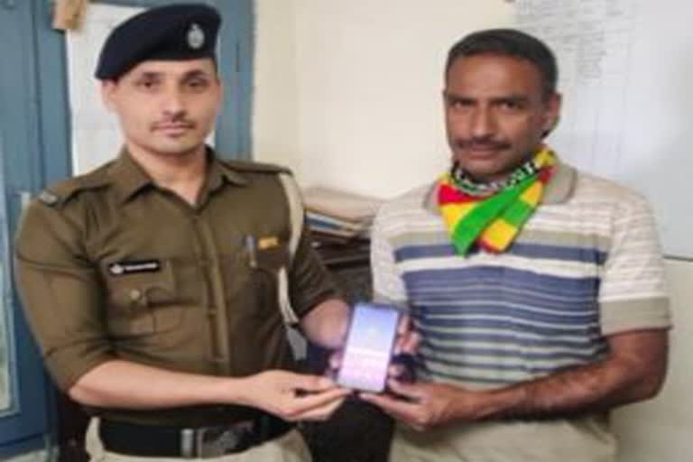 Shimla Police returned the lost mobiles to 15 people