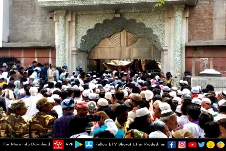 Eid prayers offered amidst tight security in Noida  eid prayer  People offered Eid prayers  Tight security arrangements outside mosques  नोएडा में भारी पुलिस बल के बीच अता की गई ईद की नमाज  ईद की नमाज  लोगों ने अता की ईद की नमाज  मस्जिदों के बाहर कड़ी सुरक्षा व्यव्स्था