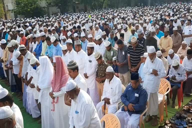 ரம்ஜான் பண்டிகை: சேலம் முழுவதும் பள்ளி வாசல்களில் சிறப்பு தொழுகை