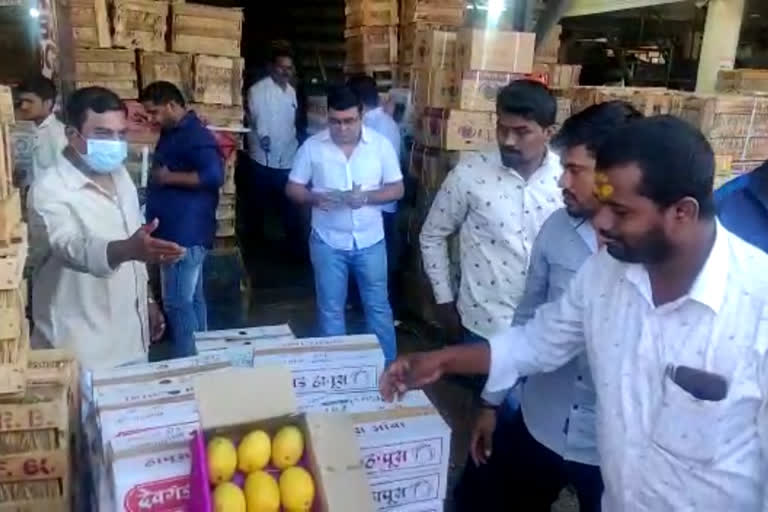 Big rush to buy mango in Pune