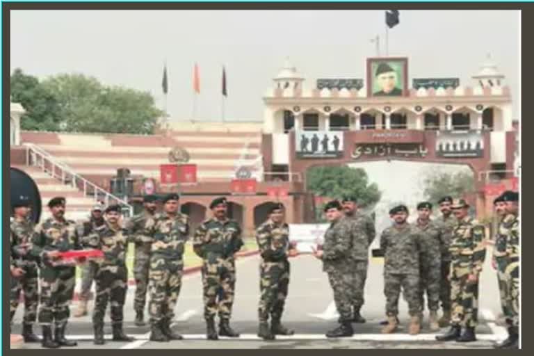 ਵਾਹਗਾ ਬਾਰਡਰ 'ਤੇ ਈਦ ਮੌਕੇ ਭਾਰਤੀ BSF ਦੇ ਜਵਾਨਾਂ ਨੇ ਪਾਕਿ ਦੇ ਜਵਾਨਾਂ ਨੂੰ ਦਿੱਤੀ ਵਧਾਈ