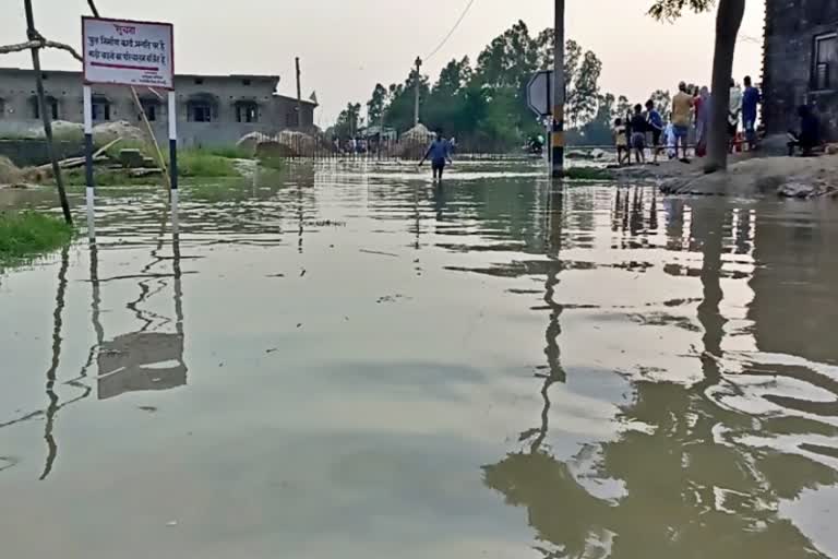 सीतामढ़ी में हल्की बारिश से आई बाढ़