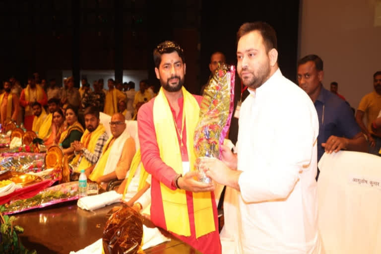 leader-of-opposition-tejashwi-yadav-attends-parashuram-jayanti-celebrations-in-patna