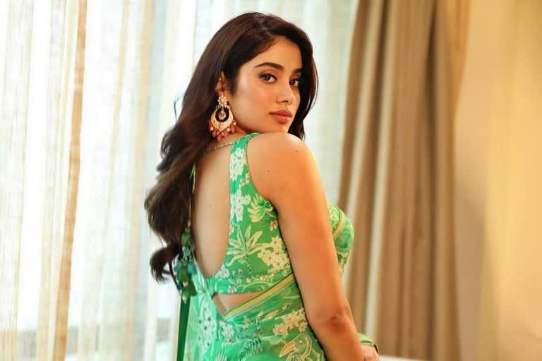 Janhvi Kapoor Exudes Desi Diva Vibes In Green Saree  Dad Boney Kapoor Reacts on Janhvi Kapoor dress  Janhvi Kapoor green saree  Actress Janhvi Kapoor news  ಹಸಿರು ಸೀರೆ ತೊಟ್ಟು ದೇಸಿ ಅವತಾರದಲ್ಲಿ ಮಿಂಚಿದ ಜಾನ್ವಿ ಕಪೂರ್  ಜಾನ್ವಿ ಕಪೂರ್ ಸೀರೆ ಬಗ್ಗೆ ಪ್ರತಿಕ್ರಿಯಿಸಿದ ಅಪ್ಪ ಬೋನಿ ಕಪೂರ್  ಜಾನ್ವಿ ಕಪೂರ್ ಹಸಿರು ಸೀರೆ  ನಟಿ ಜಾನ್ವಿ ಕಪೂರ್ ಸುದ್ದಿ