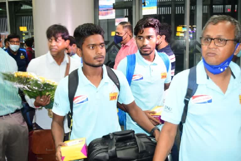Bengal Footballers Return to Kolkata With Sorrow Face