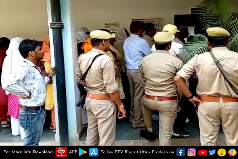 News kanpur dehat  Kanpur Dehat latest news  etv bharat up news  Kanpur Dehat crime news  छात्रा से छेड़खानी का आरोप  जेल भेजे गए शिक्षक  शिक्षक के समर्थन में उतारा जिला शिक्षक संघ  दर्ज शिकायत को बताया फर्जी  गुरुर ब्रह्मा, गुरुर विष्णु  गुरुर देवो महेश्वरः  पॉक्सो एक्ट के तहत मुकदमा  मूसानगर थाना क्षेत्र