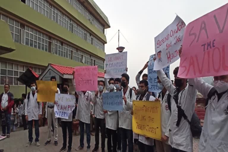 ntern doctors protest against government in IGMC