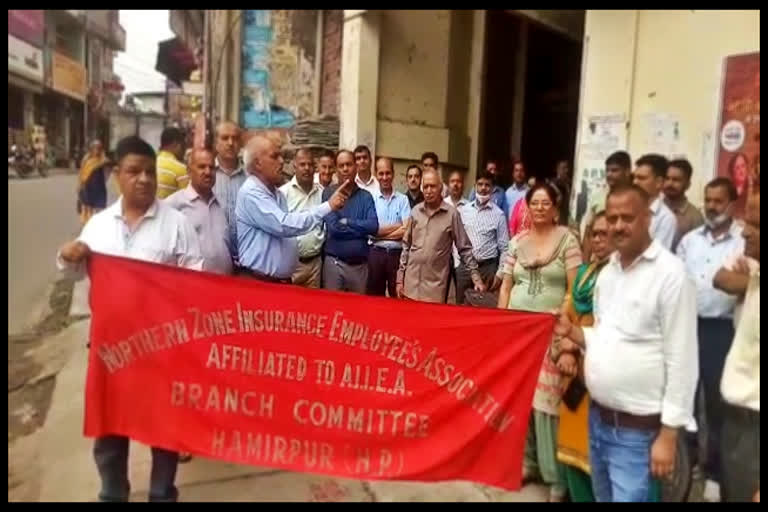 LIC Hamirpur branch employees protest