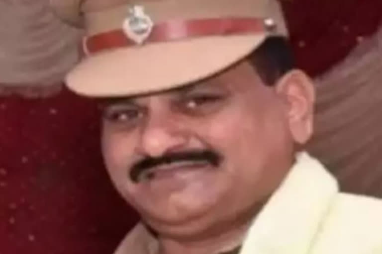 पूर्व पुलिस अधिकारी