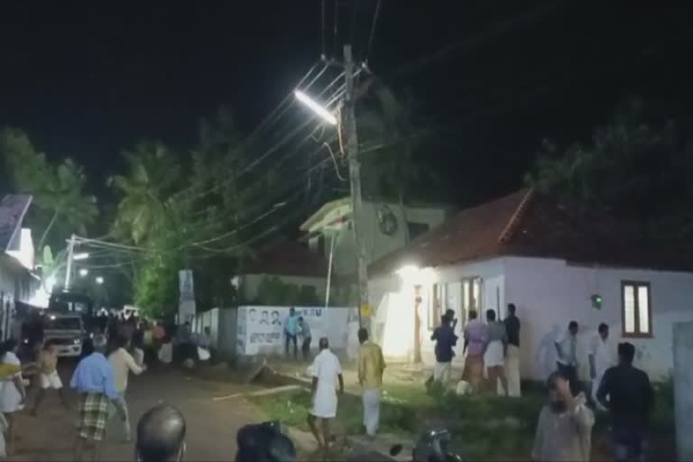 cpi congress clash in charumoodu alappuzha  cpi congress fight  ചാരുംമൂട്ടിൽ സിപിഐ-കോൺഗ്രസ് സംഘർഷം  കൊടിമരം പിഴുതുമാറ്റി