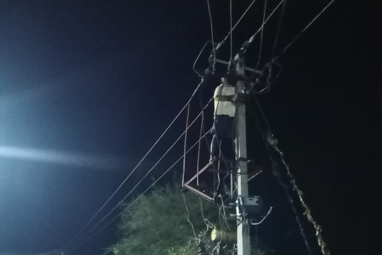 Alcoholic man climbed transform pole over power cut issue, Alcoholic man climbed transform pole in Doddaballapur, Power cut issue in ujjani village, Doddaballapur news, ಪವರ್ ಕಟ್ ವಿಚಾರವಾಗಿ ಟ್ರಾನ್ಸ್ ಫಾರ್ಮ್ ಕಂಬ ಹತ್ತಿದ ಮದ್ಯವ್ಯಸನಿ, ದೊಡ್ಡಬಳ್ಳಾಪುರದಲ್ಲಿ ಟ್ರಾನ್ಸ್ ಫಾರ್ಮ್ ಕಂಬ ಹತ್ತಿದ ಮದ್ಯವ್ಯಸನಿ, ಉಜ್ಜನಿ ಗ್ರಾಮದಲ್ಲಿ ಪವರ್ ಕಟ್ ಸಮಸ್ಯೆ, ದೊಡ್ಡಬಳ್ಳಾಪುರ ಸುದ್ದಿ,