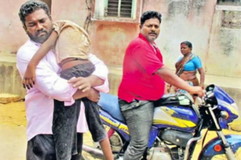 Ambulance staff refusal for body evacuation in Nellore, Son body evacuation by father on bike in Andhra, Andhra Pradesh ambulance news, ನೆಲ್ಲೂರಿನಲ್ಲಿ ಶವ ತೆರವಿಗೆ ಆಂಬ್ಯುಲೆನ್ಸ್ ಸಿಬ್ಬಂದಿ ನಿರಾಕರಣೆ, ಆಂಧ್ರಪ್ರದೇಶದಲ್ಲಿ ಬೈಕ್​ ಮೇಲೆ ಮಗನ ಶವ ಹೊತ್ತೊಯ್ದ ತಂದೆ, ಆಂಧ್ರಪ್ರದೇಶ ಆಂಬ್ಯುಲೆನ್ಸ್ ಸುದ್ದಿ,