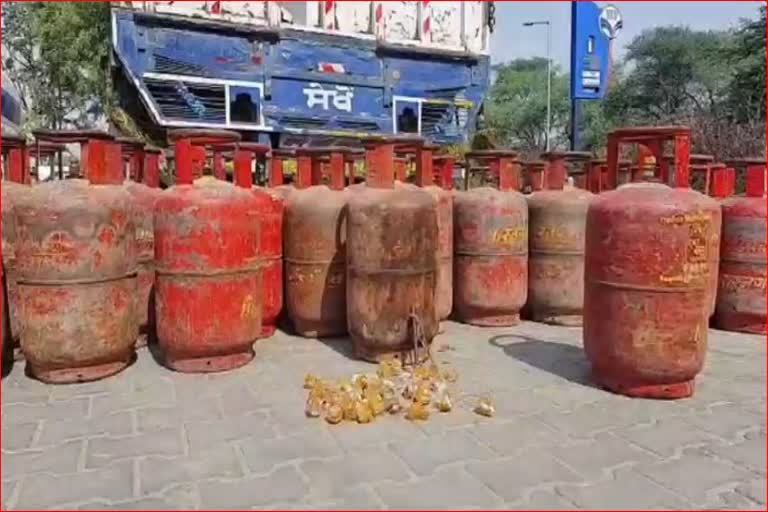 Police arrested the truck driver and conductor who converted the filled LPG cylinders into empty cylinders_pbc7210012