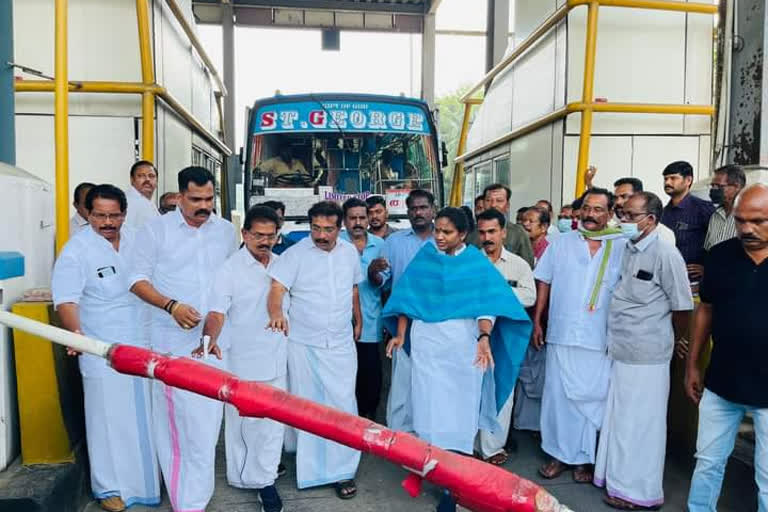 Private buses started running at the toll plaza without paying toll in Palakkad  ടോൾ പ്ലാസയിൽ ടോൾ നൽകാതെ സ്വകാര്യ ബസുകൾ ഓടിത്തുടങ്ങി  പാലക്കാട് ടോൾ പ്ലാസ  പന്നിയങ്കര ടോൾ പ്ലാസ ടോൾ പിരിവ് വിവാദം  Panniyankara toll plaza toll collection controversy