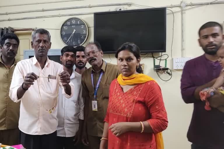 Employee returned Mangalya chain to couple who have lost