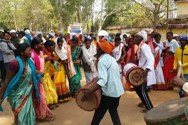 election candidates campaigning in Latehar