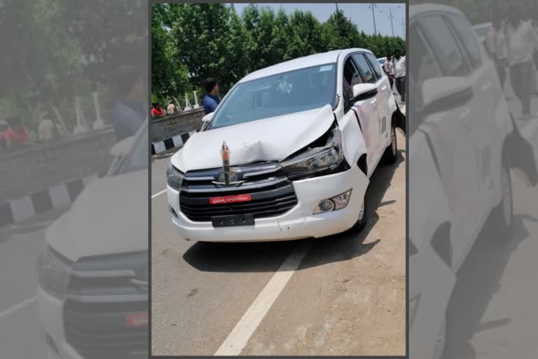 minister satyavathi convoy missed an accident