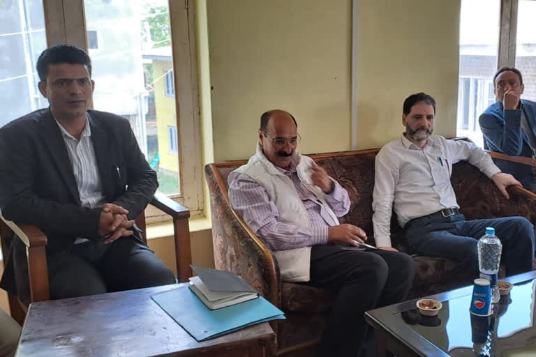 Director Agricultural visit pulwam discussed crop marketing with farmers