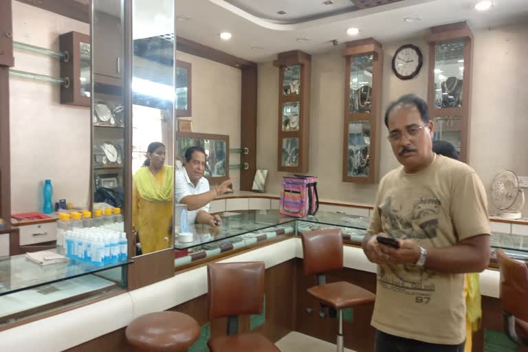 robbery-in-jewellery-shop-in-ranchi-criminals-absconding-with-25-lakhs-jewelry