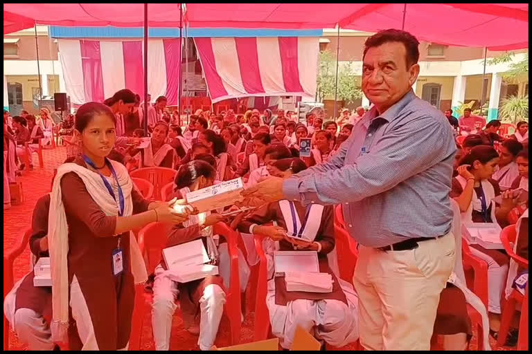 TABLET DISTRIBUTION PROGRAM IN HISAR