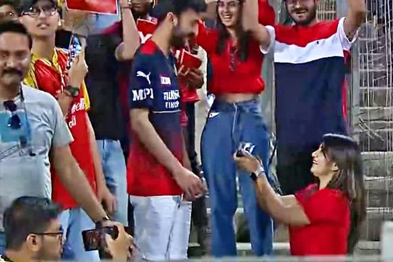 IPL 2022  CSK vs RCB  girl propoe to boyfriend  girl propoe to boyfriend during rcb vs csk match  ipl today Match  Sports News  Cricket News  # Girl proposes his boyfriend during match  csk vs rcb match  Girl proposel video viral  Sports and Recreation