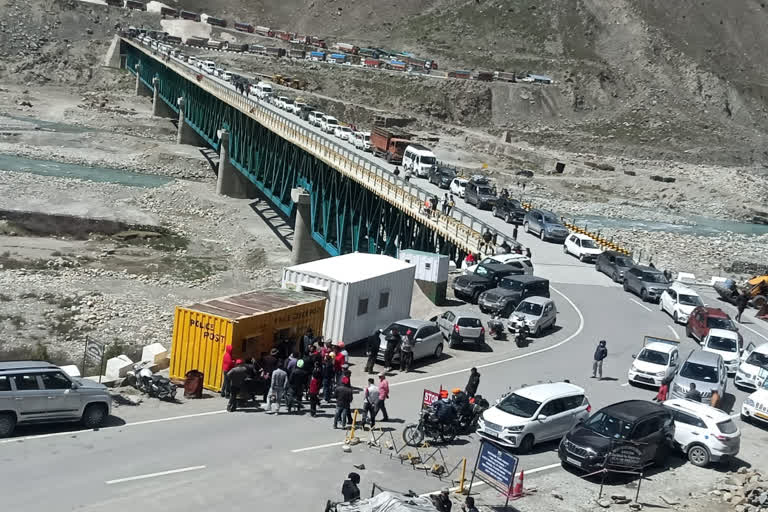 snowfall in baralacha pass