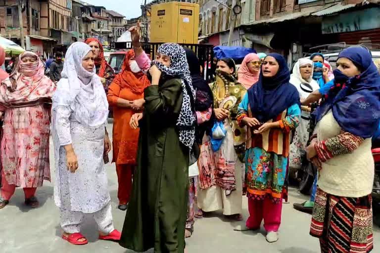 Protest Against Shortage of Electricity, Water in Srinagar: بجلی، پانی کی قلت پر سرینگر میں خواتین کا احتجاج