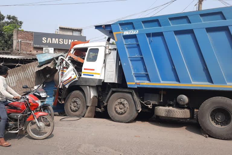 An Over Loaded Dumper Hits Shops in Asansol