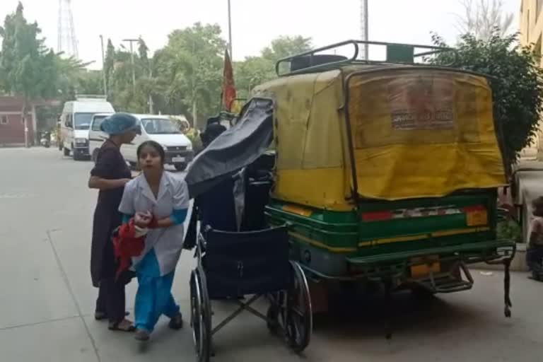 Delivery of woman in auto