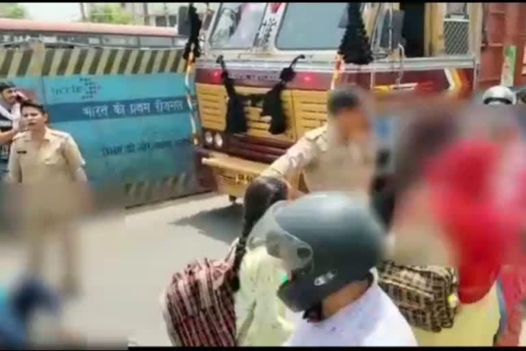 woman lying on highway alleging rape in delhi