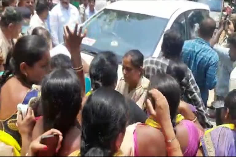 protest at penukonda hospital