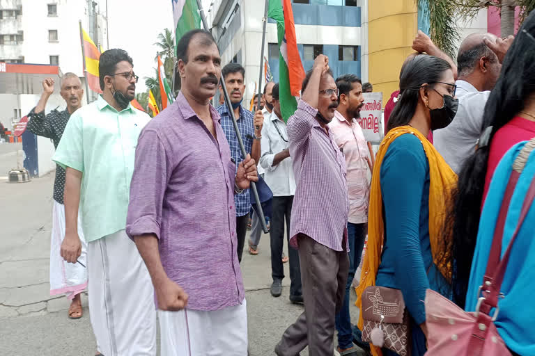 salary issue ksrtc employees on strike  ksrtc salary issue  ksrtc employees on strike  കെഎസ്ആർടിസി പണിമുടക്ക്  കെഎസ്ആർടിസി പണിമുടക്കിൽ വലഞ്ഞ് ജനങ്ങൾ  ശമ്പള പ്രതിസന്ധി കെഎസ്ആർടിസി പണിമുടക്ക്  കെഎസ്ആർടിസി ശമ്പളം വൈകുന്നതിൽ പ്രതിഷേധം  കെഎസ്ആർടിസി പണിമുടക്ക് സംഘടനകൾ