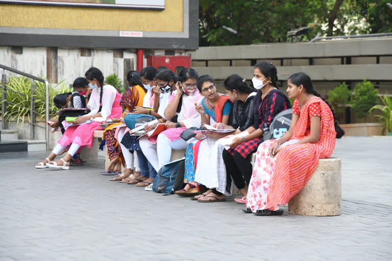 students absent in PUC English Examination, Karnataka puc exam, PUC English Exam, Karnataka students absent in PUC Exam, ಪಿಯುಸಿ ಇಂಗ್ಲಿಷ್ ಪರೀಕ್ಷೆಯಲ್ಲಿ ವಿದ್ಯಾರ್ಥಿಗಳು ಗೈರು, ಕರ್ನಾಟಕ ಪಿಯುಸಿ ಪರೀಕ್ಷೆ, ಪಿಯುಸಿ ಇಂಗ್ಲಿಷ್ ಪರೀಕ್ಷೆ, ಕರ್ನಾಟಕದಲ್ಲಿ ಪಿಯುಸಿ ಪರೀಕ್ಷೆಯಲ್ಲಿ ವಿದ್ಯಾರ್ಥಿಗಳು ಗೈರು,