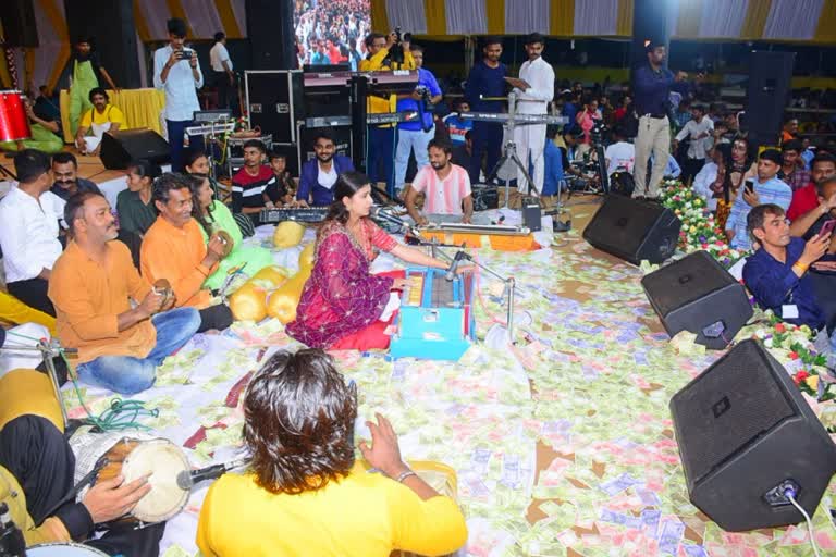 Traditional Folk music Night Program: રાત્રી કાર્યક્રમ દરમિયાન ચલણી નોટોનો વરસાદ એટલો થયો, કે ગણવા વાળા પણ થાકી ગયા