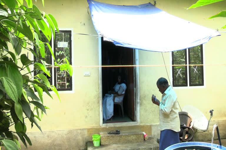 house attack Nedunkandam Kallar  വൃദ്ധ ദമ്പതികളുടെ വീടിന് നേരെ ആക്രമണം  നെടുങ്കണ്ടം കല്ലാറില്‍ വൃദ്ധ ദമ്പതികളുടെ വീടിന് നേരെ ആക്രമണം