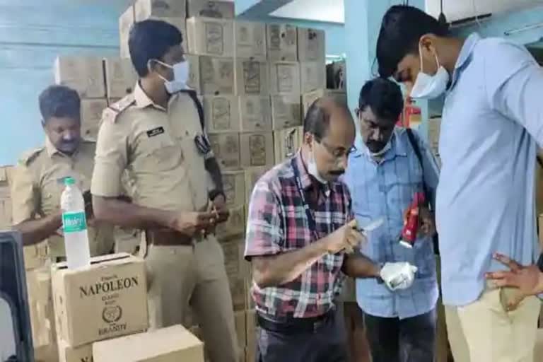 robbery in adoor beverages corporation  police investigation in beverages corporation theft case  അടൂര്‍ ബിവറേജസ് കോര്‍പ്പറേഷനില്‍ മോഷണം  ബിവറേജസ് ഔട്ട്ലെറ്റിലെ മോഷണത്തിലെ അന്വേഷണം