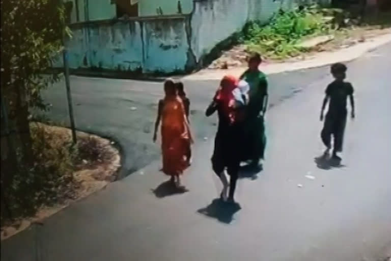 Group of Women kidnapped a child from a beggar in nizamabad and cc visuals viral
