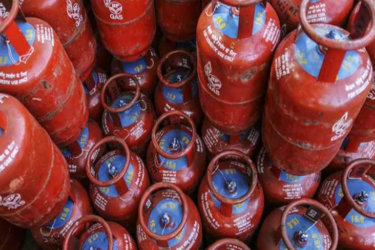 cooking gas cylinder price hike  cooking lpg gas cylinder price hike  നട്ടെല്ലൊടിച്ച് പാചകവാതകവില  പാചകവാതകവില വീണ്ടും കൂട്ടി  ഗാർഹിക സിലിണ്ടർ വില കൂടി  1000 കടന്ന് പാചകവാതക സിലിണ്ടർ വില  LPG cylinder price exceeds Rs 1000