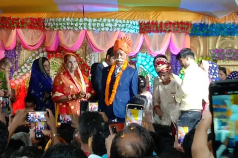 Unique Marriage in Bihar  Saran Unique Marriage  70 Year Old Man Barat in Chapra  Aamdadhi village Chapra  barat of seventy year old man in Chapra  ಮದುವೆ ಸಂಭ್ರಮದಲ್ಲಿ ಮುಳುಗಿದ ಬಿಹಾರದ ಆಮ್ದಾಧಿ ಗ್ರಾಮ  ಸರನ್​ ಜಿಲ್ಲೆಯಲ್ಲಿ ವಿಶಿಷ್ಠ ಮದುವೆ  ಗೌಣ ಪದ್ಧತಿ ಎಂದರೇನು  42 ವರ್ಷಗಳ ಹಿಂದೆ ಮದುವೆ ರಾಜ್​ಕುಮಾರ್​ ಸಿಂಗ್​ 42 ವರ್ಷಗಳ ಬಳಿಕ ಗೌಣ ಪದ್ಧತಿ ನೆರವೆರಿಸಿದ ರಾಜಕುಮಾರ್​ ಕುಟುಂಬ  ಬಿಹಾರ್​ ಪೊಲೀಸ್​ ಇಲಾಖೆ ಮತ್ತು ಸೇನೆಯಲ್ಲಿ ಮಕ್ಕಳ ಕಾರ್ಯ