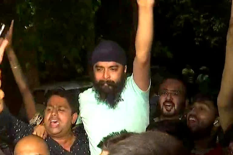 Delhi Police produces Tejinder Pal Singh Bagga at magistrate residence in Gurugram  Gurugram  Tejinder Pal Singh Bagga  Delhi Police  Duty Magistrate Swayam Siddha Tripathi  Punjab Police  Bagga  തജീന്ദർ പാൽ സിംഗ് ബഗ്ഗ  ബിജെപി നേതാവ് തജീന്ദർ പാൽ സിംഗ് ബഗ്ഗ  അരവിന്ദ് കെജ്‌രിവാളിനെതിരെ തജീന്ദർ പാൽ സിംഗ് ബഗ്ഗ