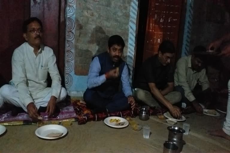 मंत्री नंद गोपाल नंदी ने दलित परिवार के घर किया भोजन.
