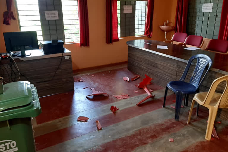 Youths crushed furniture over Narega job delay, Youths crushed furniture in Davanagere, Davanagere news, ನರೇಗಾ ಕಾಮಗಾರಿ ವಿಳಂಬಕ್ಕೆ ಯುವಕರಿಂದ ಪೀಠೋಪಕರಣ ಪುಡಿ ಪುಡಿ, ದಾವಣಗೆರೆ ಸುದ್ದಿ, ದಾವಣಗೆರೆಯಲ್ಲಿ ಯುವಕರಿಂದ ಪೀಠೋಪಕರಣ ಪುಡಿ ಪುಡಿ