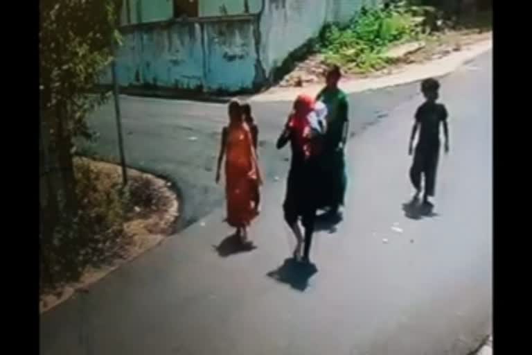 Women Abducted a Boy from mother  CCTV Footage of three women walking away with abducted baby  Nizamabad baby boy abduction  നിസാമാബാദില്‍ ആണ്‍കുഞ്ഞിനെ തട്ടികൊണ്ട് പോയത്  മൂന്ന് സ്ത്രീകള്‍ തട്ടികൊണ്ട് പോയ കുഞ്ഞുമായി പോകുന്നതിന്‍റെ സിസിടിവി ദൃശ്യങ്ങള്‍  തെലങ്കാന കുറ്റകൃത്യങ്ങള്‍