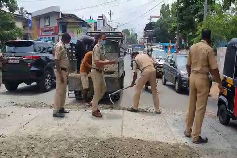 Clt  thamarassery traffic police took innovative step  ദേശീയ പാതയിൽ കുഴി അപകടങ്ങള്‍ പതിവായപ്പോൾ കുഴി അടച്ച് ട്രാഫിക് പൊലീസ്  ദേശീയ പാതയിൽ കുഴി; അപകടങ്ങള്‍ പതിവായപ്പോൾ കുഴി അടച്ച് ട്രാഫിക് പൊലീസ്