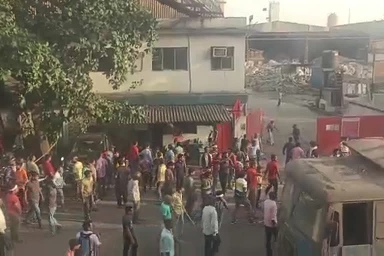 workers and police injured in stone throwing at viraj company tarapur in palghar