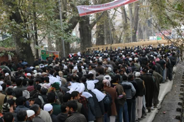 crowd at funeral srinagar