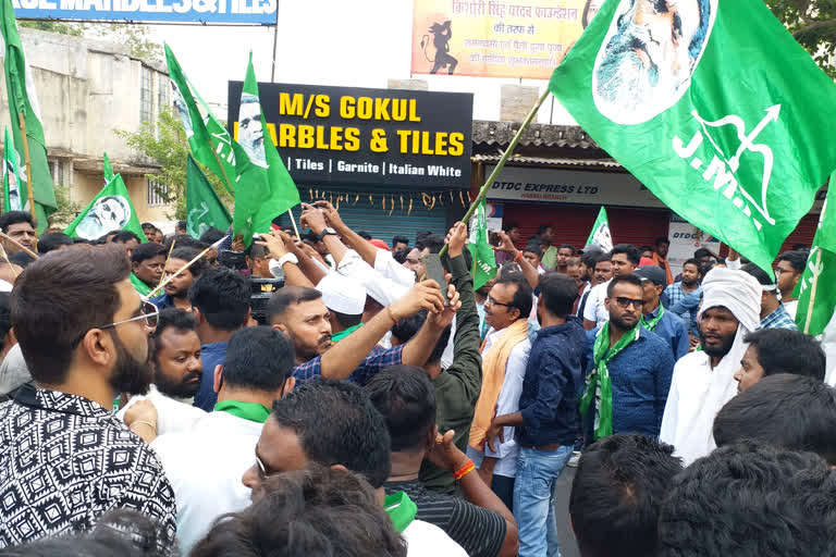 JMM workers protest near BJP office in ranchi